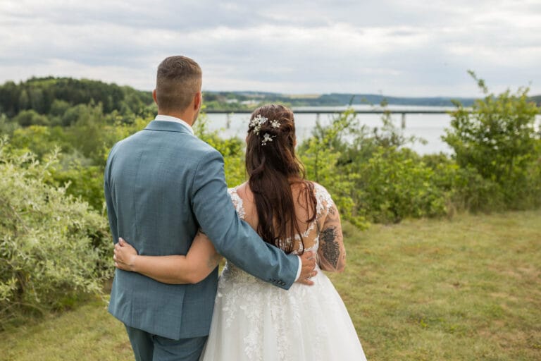 Brautpaar von Hinten am Zeulenrodaer Meer